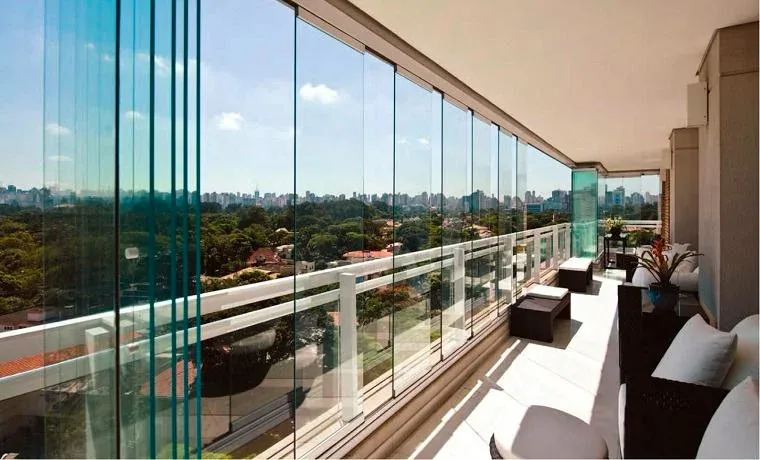 Manzaralı geniş terasta katlanır cam balkon