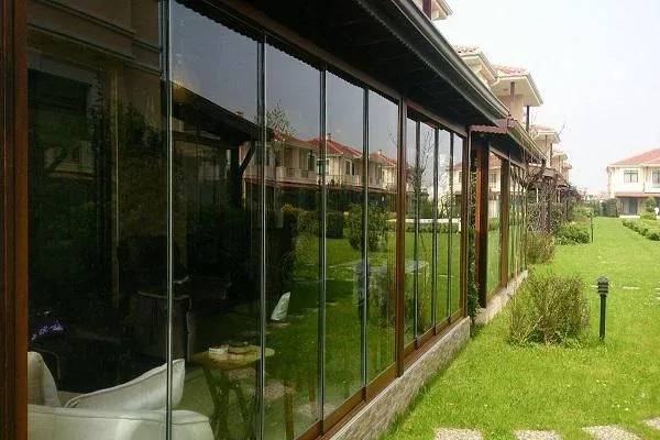 Villa terasında kış bahçesi cam kapatma uygulaması