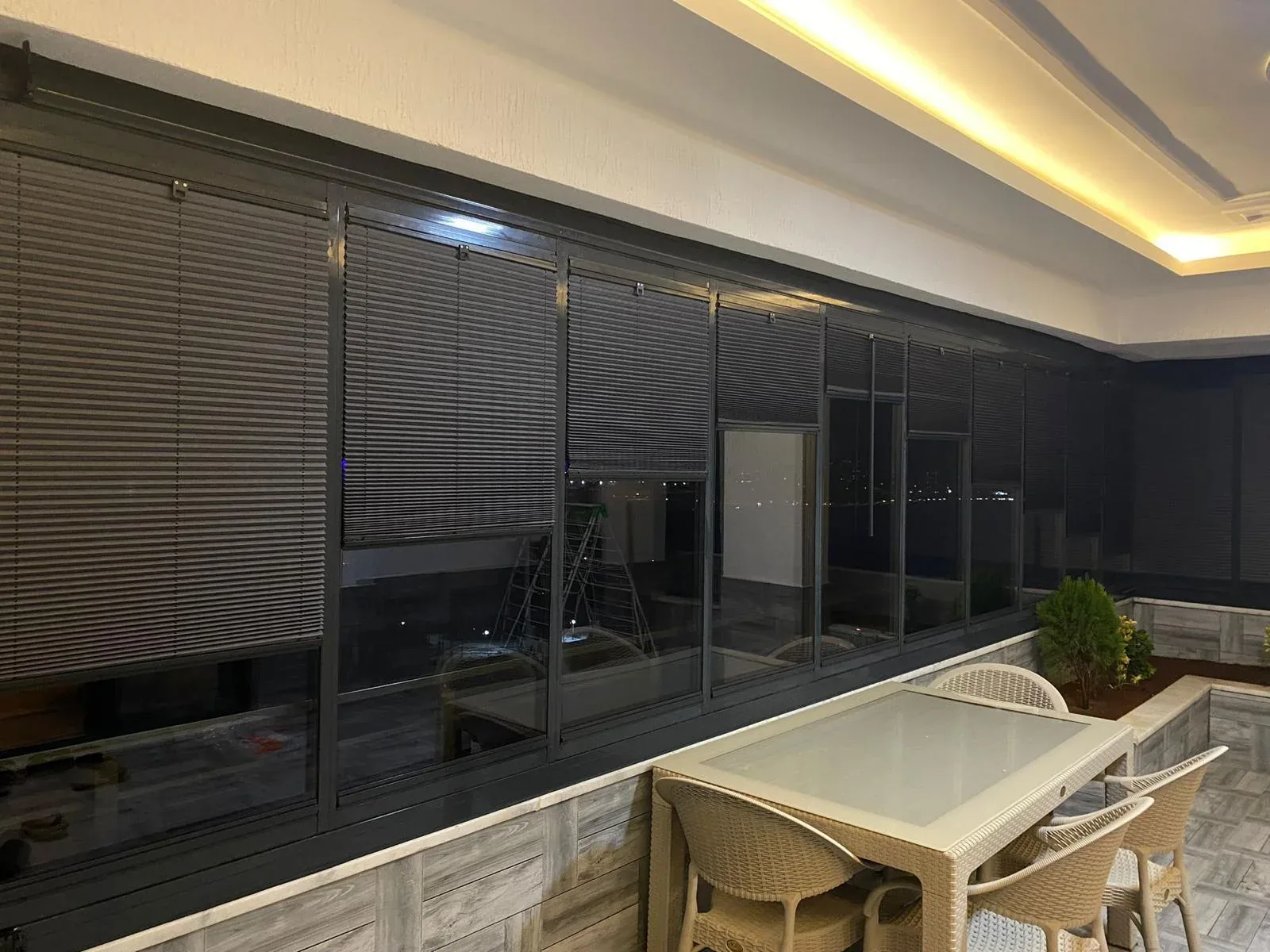 Gece görünümünde antrasit plise perde uygulaması