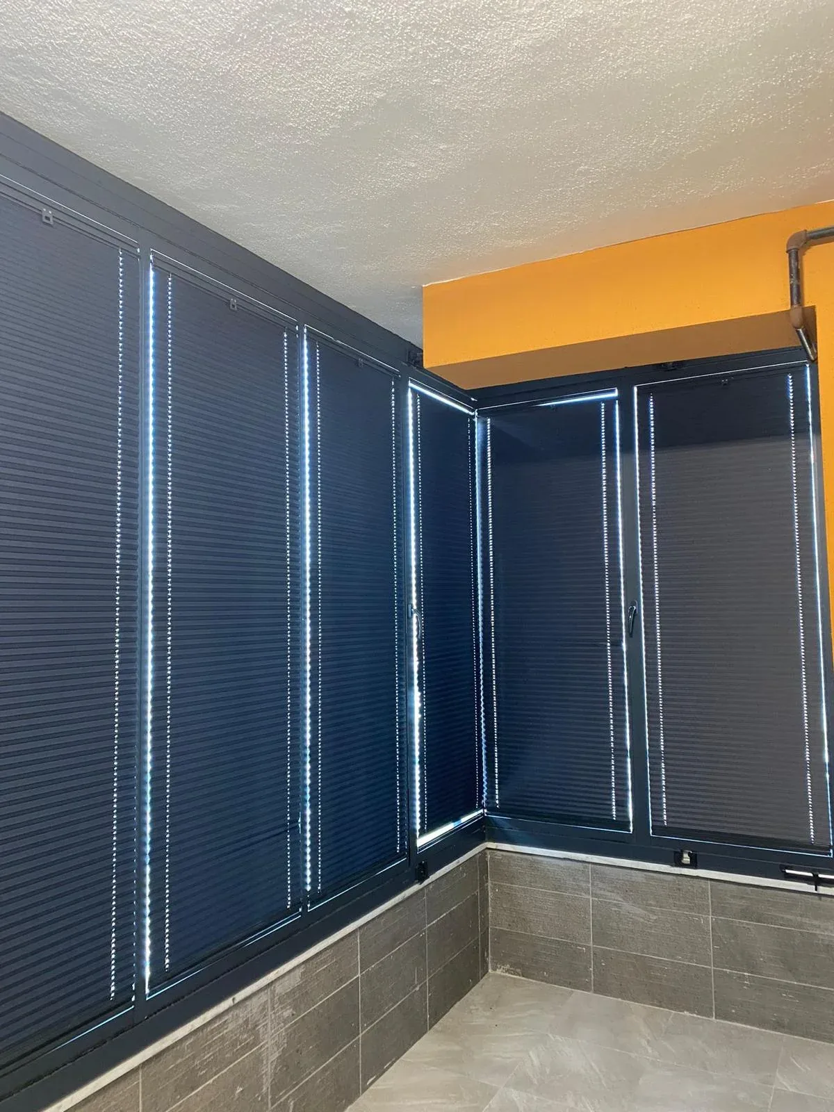 Lacivert plise perde ile kapatılmış köşe balkon