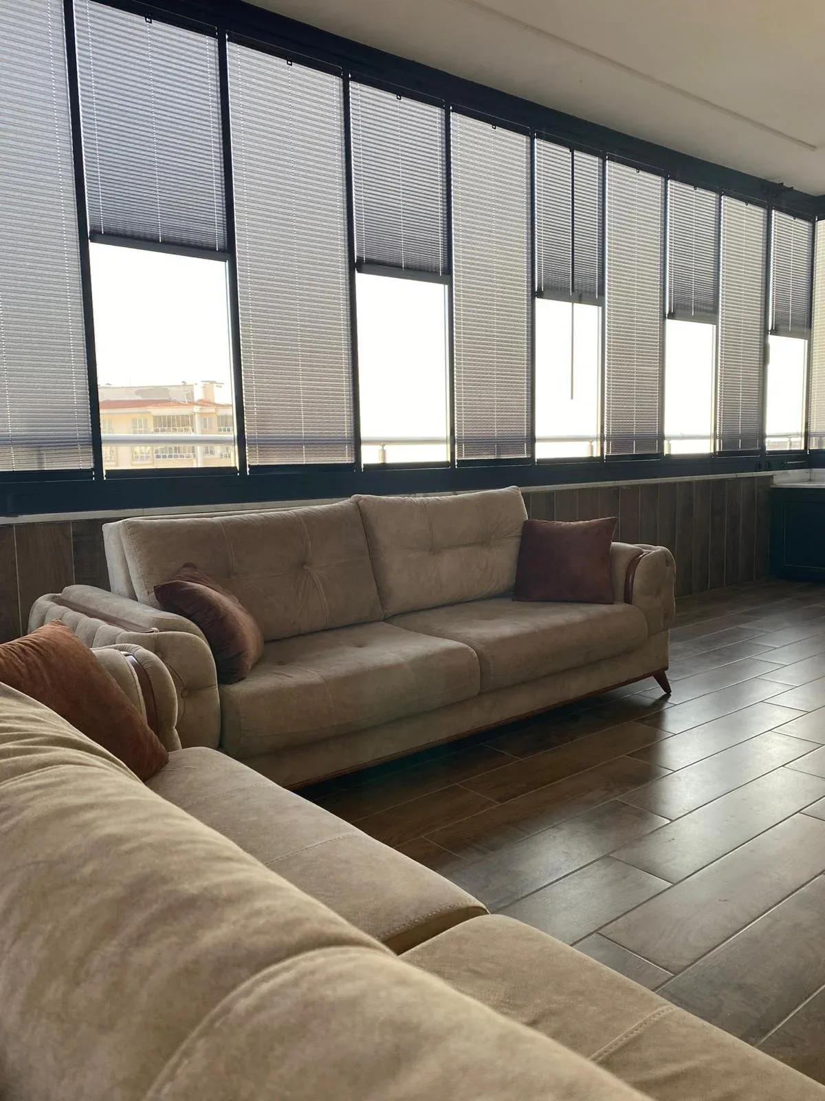 Geniş salon cephesinde plise perde